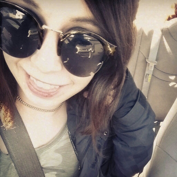 Meet your Posher, Raven - Picture 1 of 3